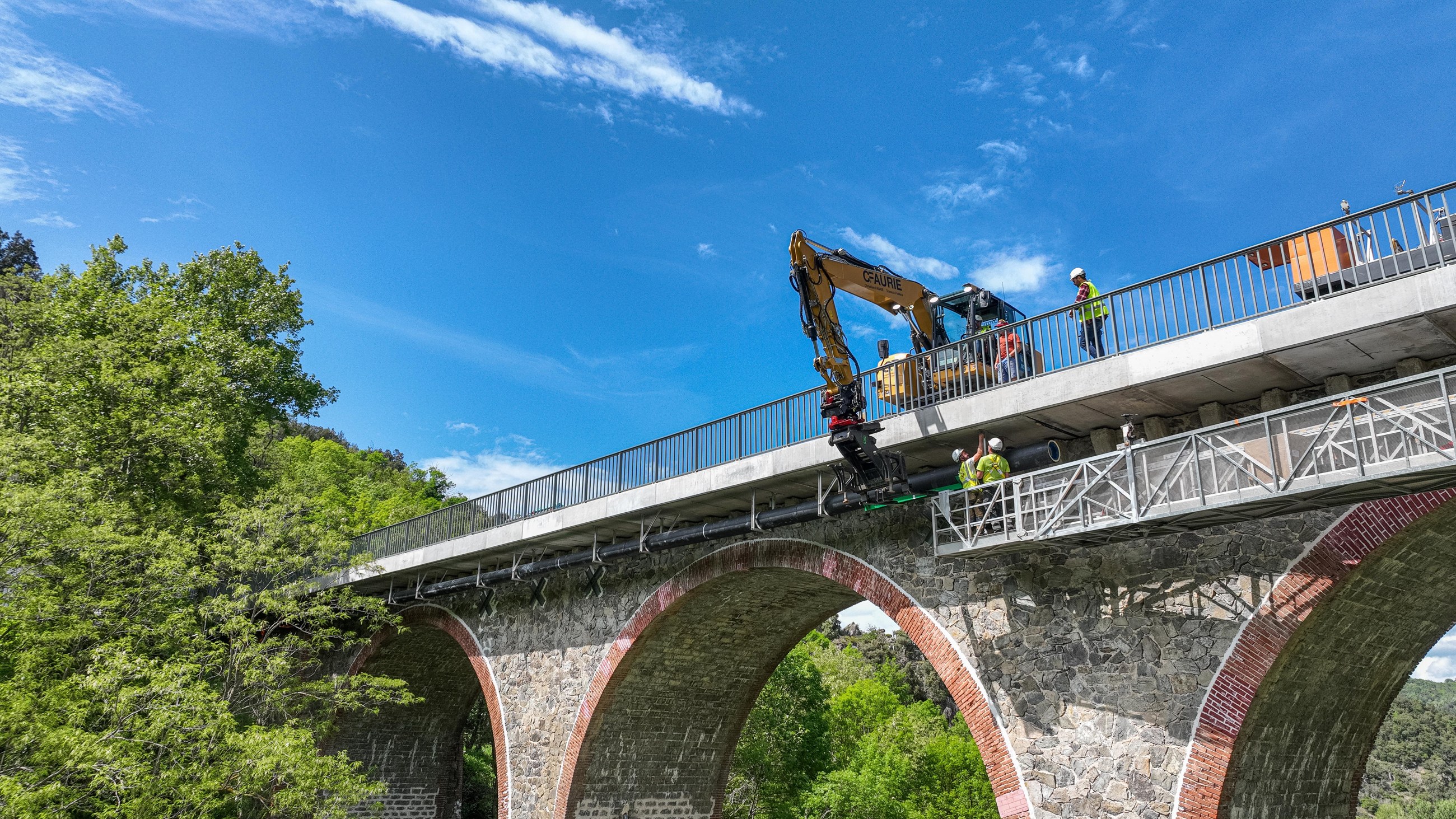 Pose d'une canalisation en encorbellement sur un pont