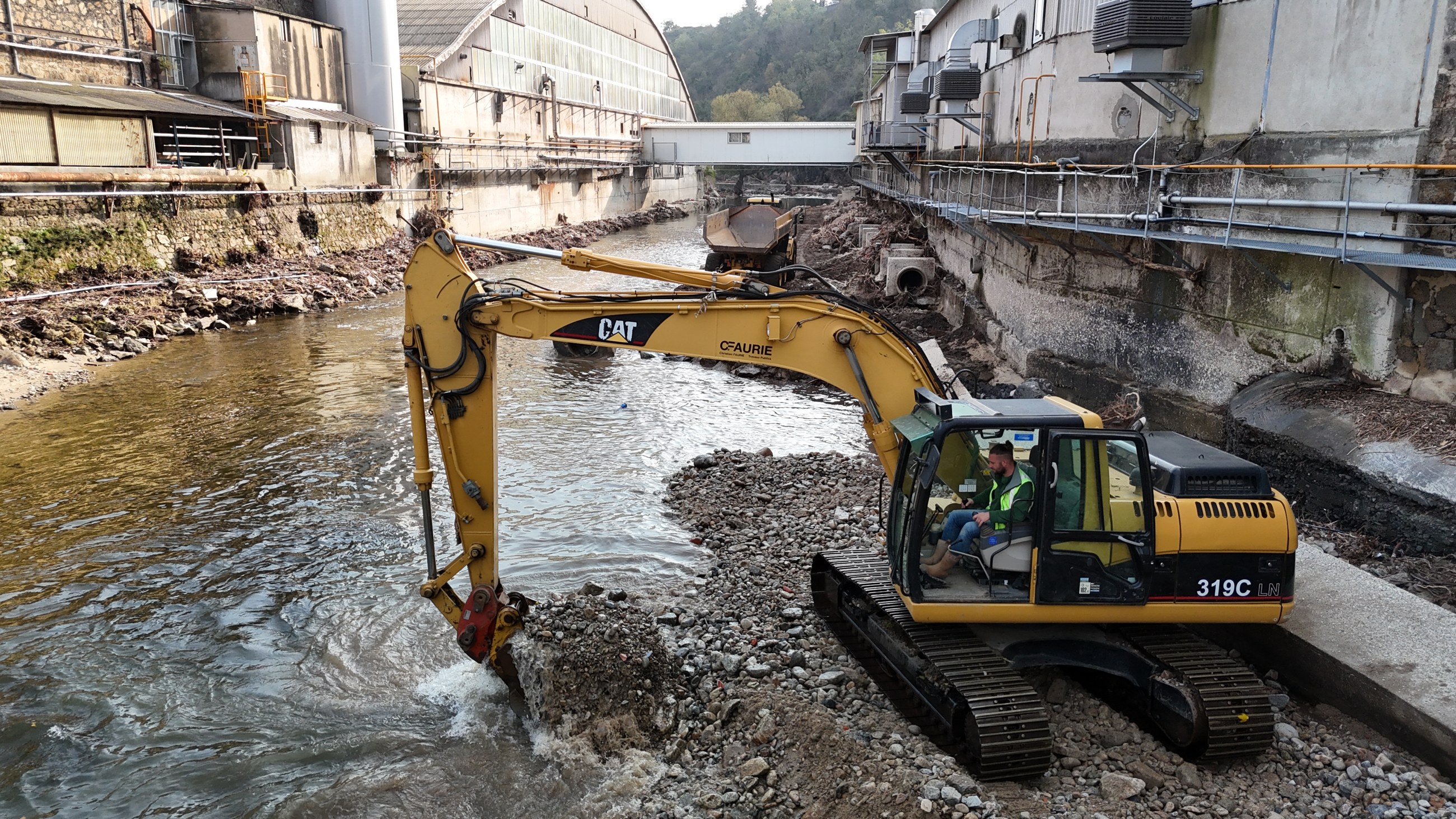Pelle en intervention dans une rivière
