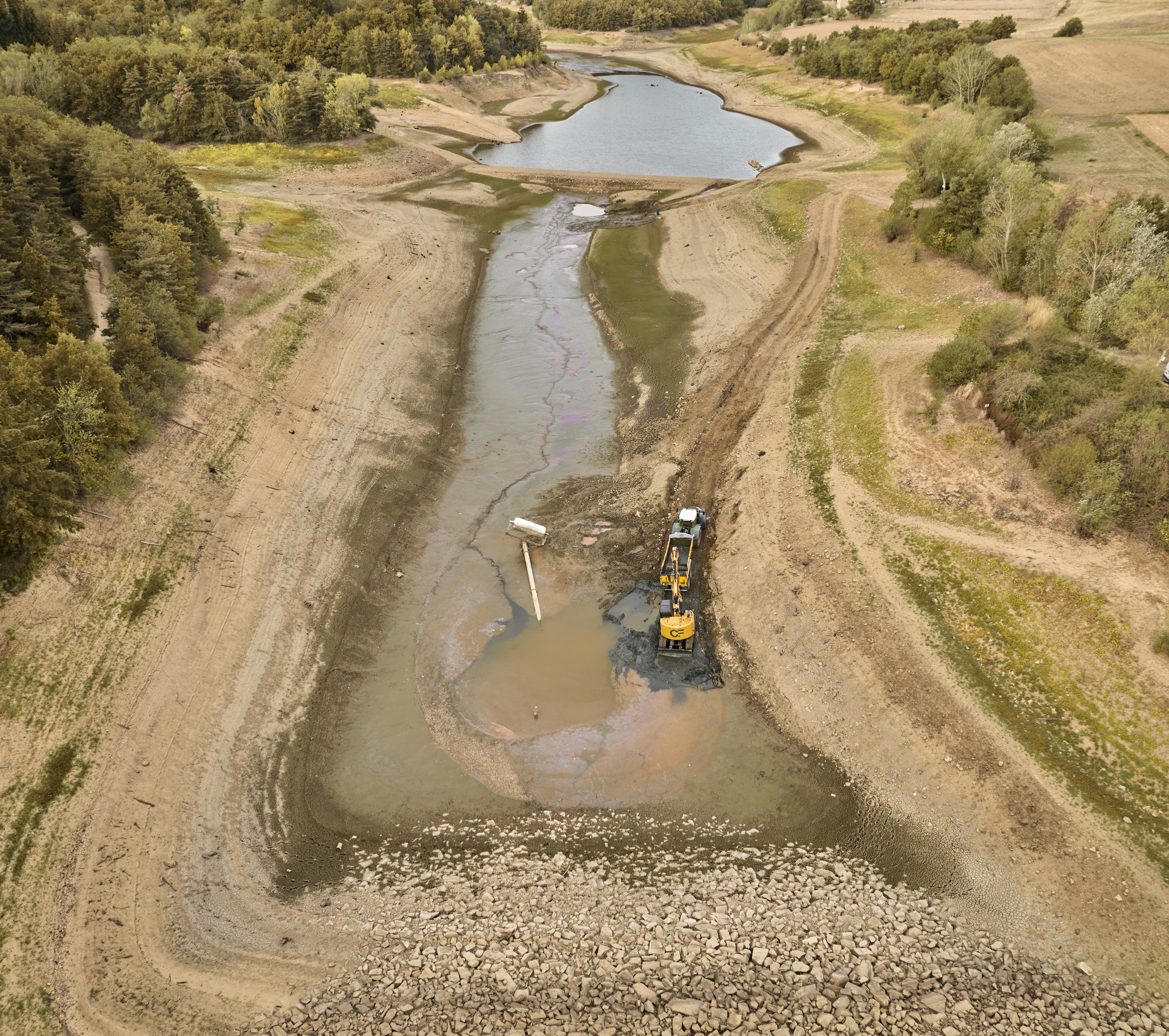 Pelle en intervention dans une rivière