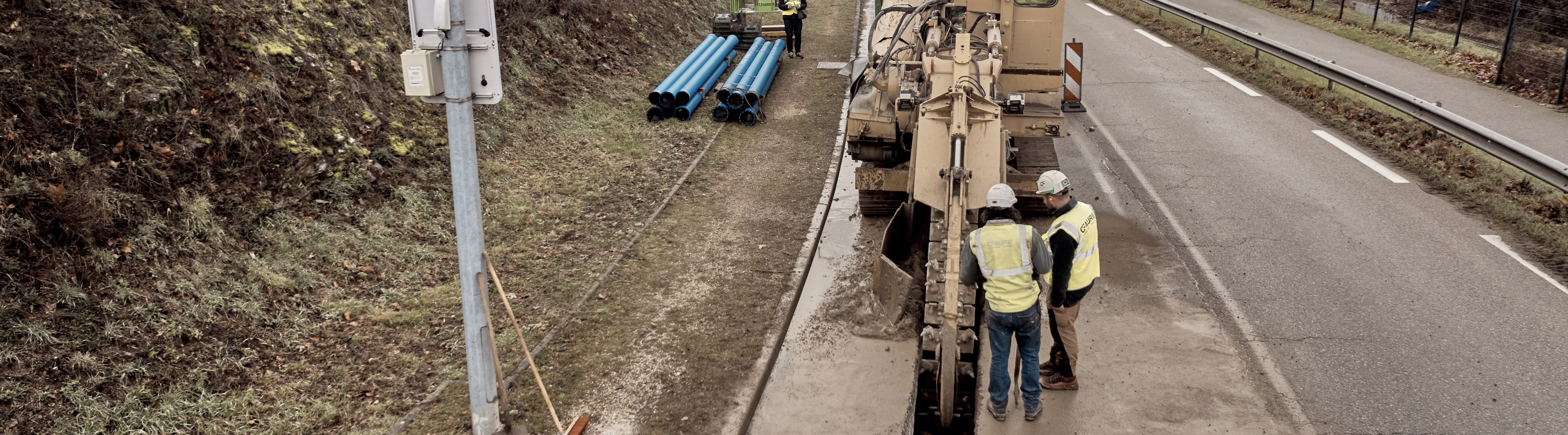 Pose d'une conduite d'eau potable le long d'une route