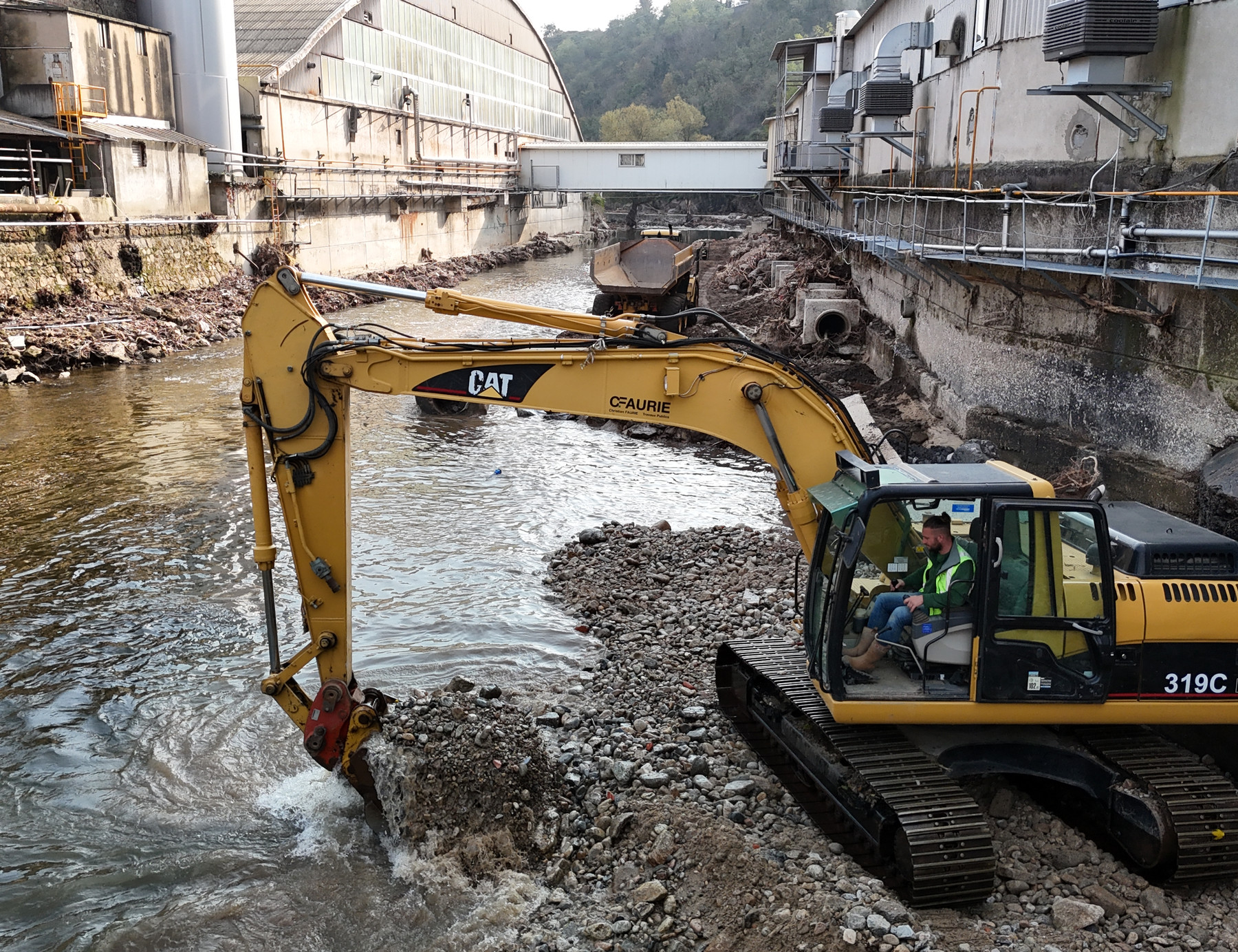 Pelle en intervention dans une rivière