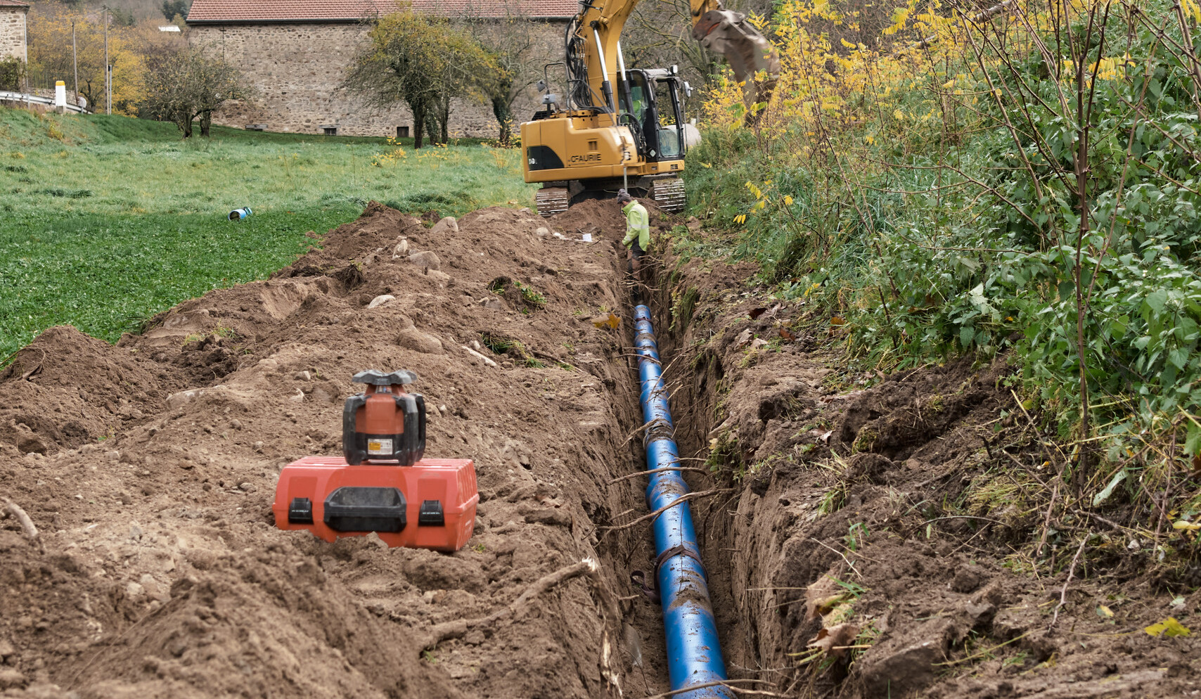 Pose d'une conduite d'eau potable en tranchée